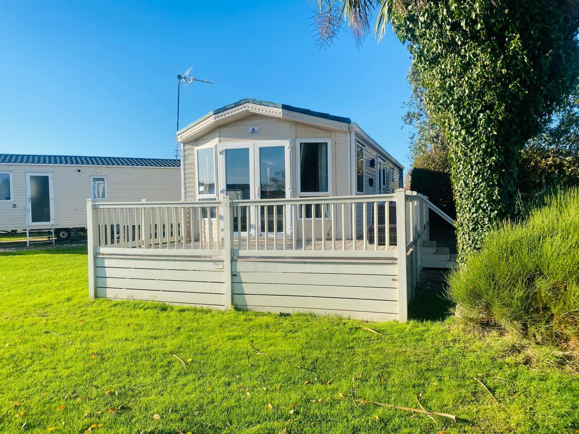 Stylish Inviting 2 Bedroom Caravan With Sea View East Mersea Exteriör bild