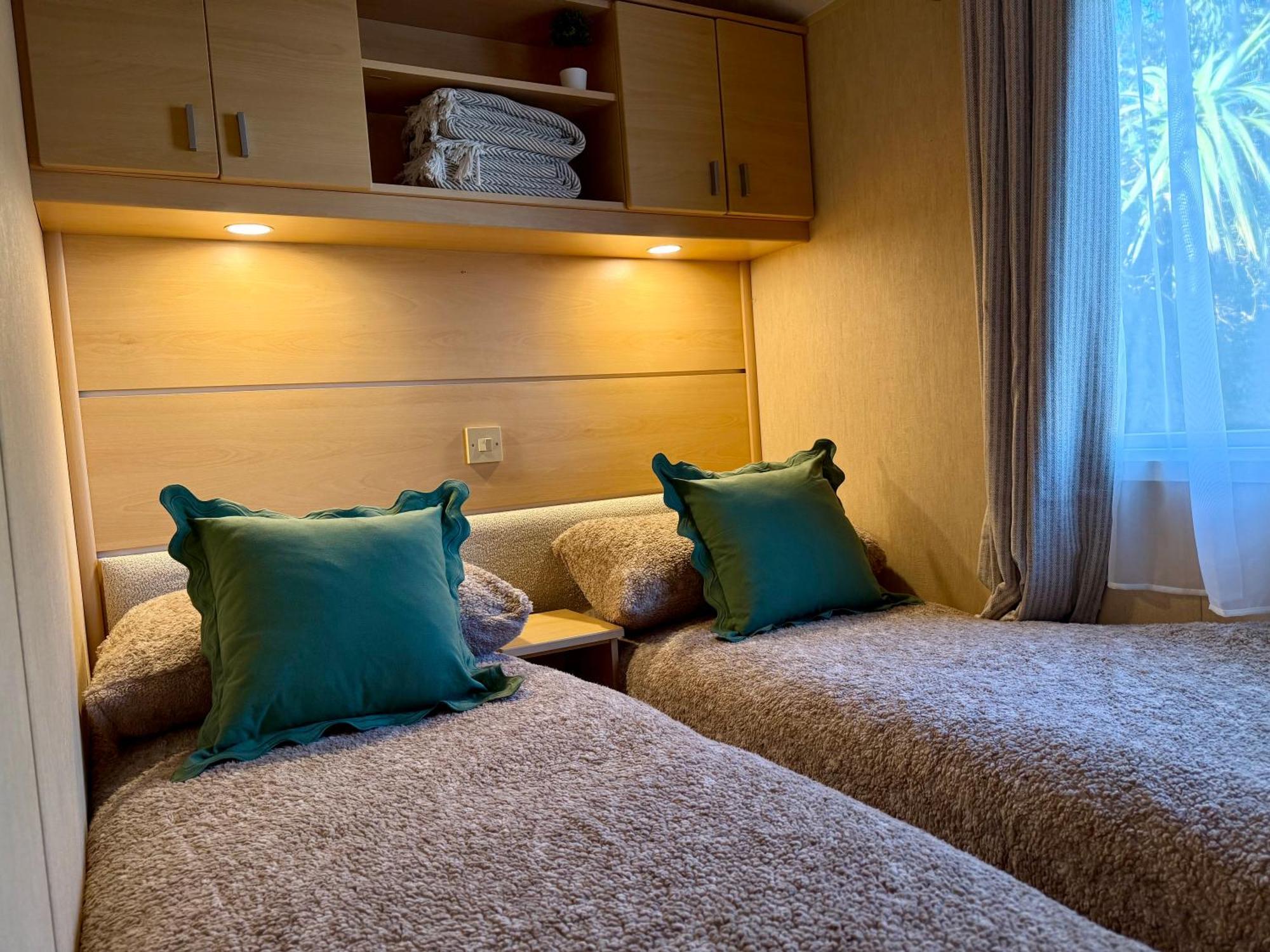 Stylish Inviting 2 Bedroom Caravan With Sea View East Mersea Exteriör bild